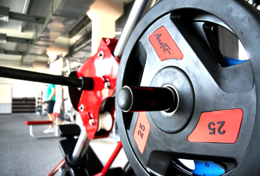 Набор 110 кг. черных олимпийских обрезиненных дисков AeroFit AFPLC 2.5-20KG с 3-мя хватами. Посадочное кольцо из нержавеющей стали