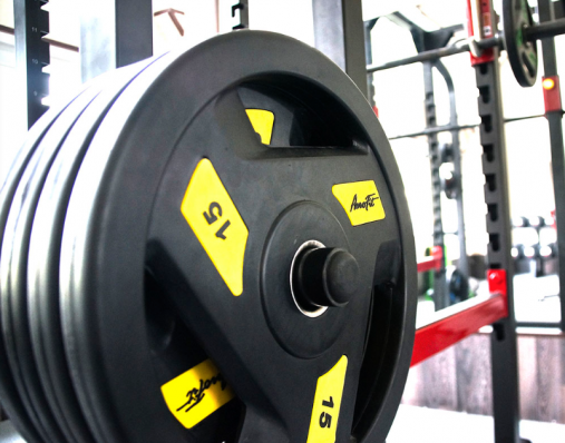 Набор 110 кг. черных олимпийских обрезиненных дисков AeroFit AFPLC 2.5-20KG с 3-мя хватами. Посадочное кольцо из нержавеющей стали