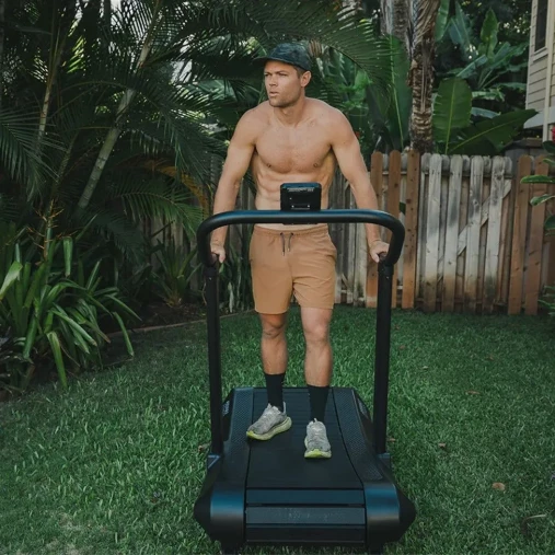 Беговая дорожка Assault Runner Pro (модель 2025) с изогнутым беговым полотном гусеничного типа