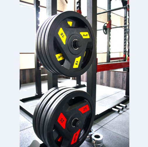 Олимпийский обрезиненный диск AeroFit 25 кг, черно-красный, с 3-мя хватами. Посадочное кольцо из нержавеющей стали, Ø 51,5 мм