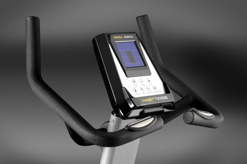 Цветной ЖК-дисплей отображает все необходимые параметры тренировки